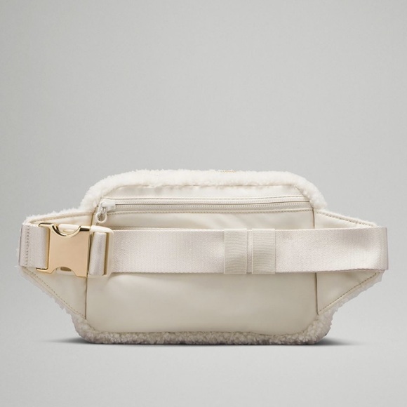 Lululemon Everywhere Belt Bag Fleece 2L - Picture 2 of 9